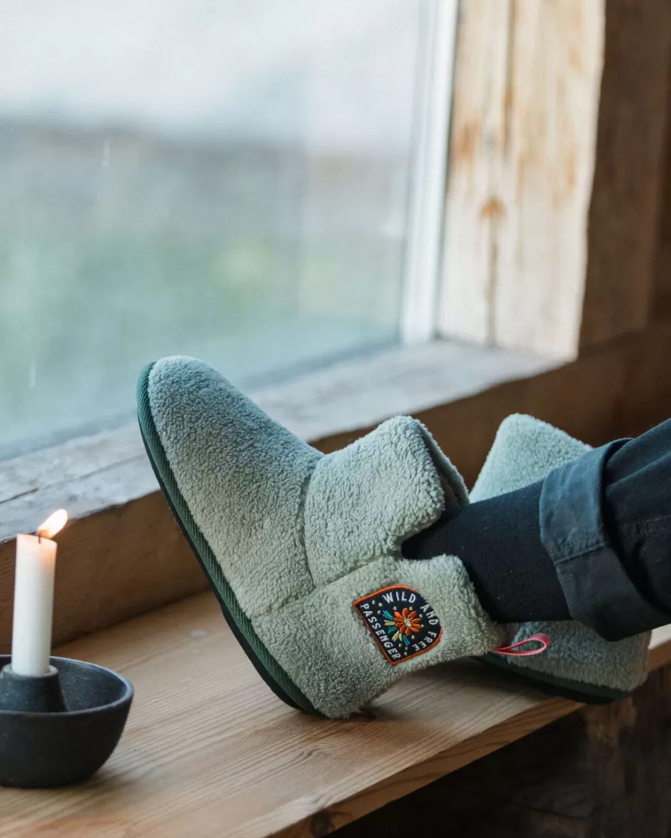 Women Passenger Winter Accessories | Best Sellers | Hideaway Hut Slipper